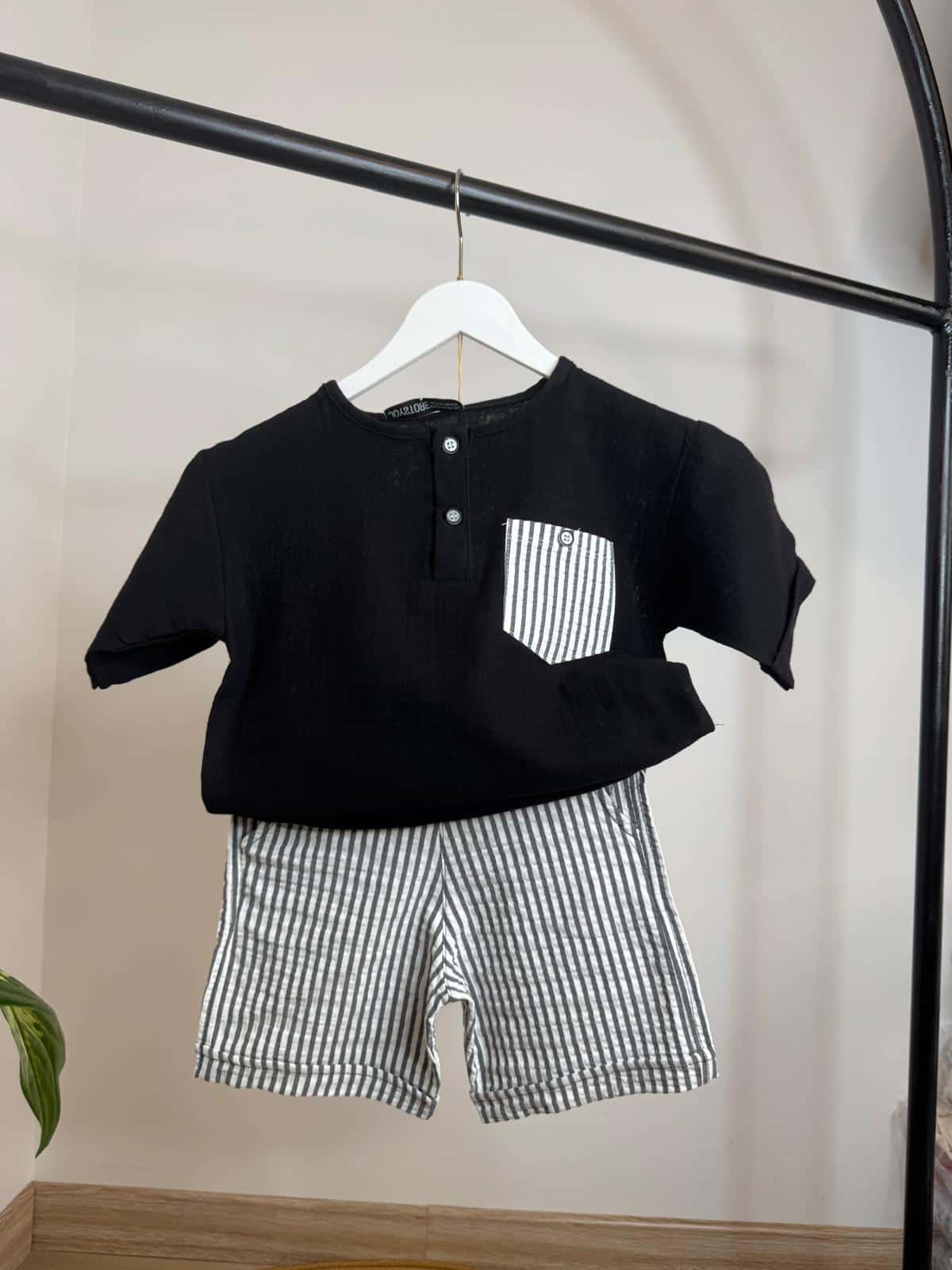 Siyah-Beyaz Çizgili Şortlu Takım